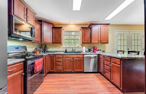 Flippin House | Flippin Haven: Spacious & Cozy Retreat 3 Bedroom Home by RedAwning