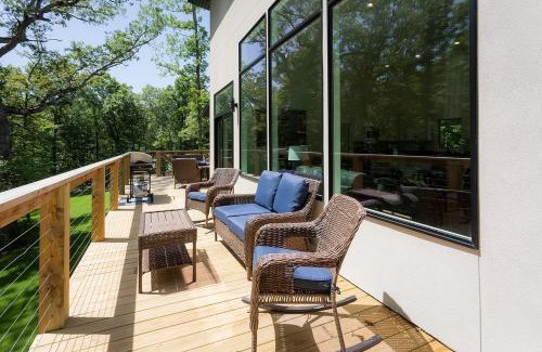 Bella Vista Ski Chalet | Flo Ride Chalet Hot tub Woodland viewsOn the Back 40 trail