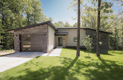 Bella Vista Ski Chalet | Flo Ride Chalet Hot tub Woodland viewsOn the Back 40 trail
