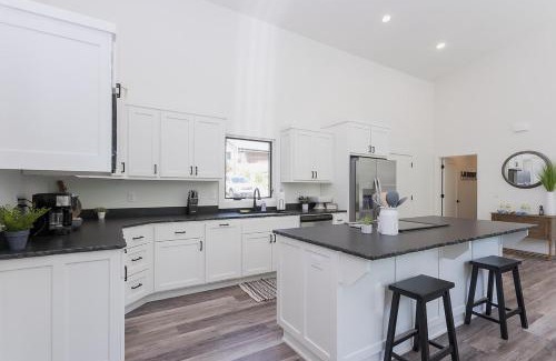 Bella Vista Ski Chalet | Flo Ride Chalet Hot tub Woodland viewsOn the Back 40 trail