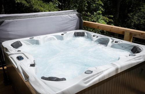 Bella Vista Ski Chalet | Flo Ride Chalet Hot tub Woodland viewsOn the Back 40 trail