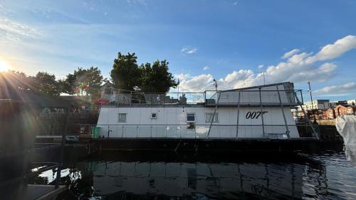 Liverpool Boat Rental | Float uniquely on Liverpool Waterfront on our high end 8 berth Houseboat