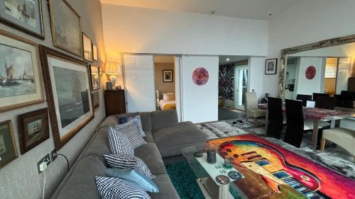 Liverpool Boat Rental | Float uniquely on Liverpool Waterfront on our high end 8 berth Houseboat