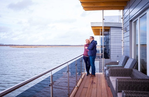 Kroeslin Boat Rental | Floating-house Nr. 6 Idun mit Kamin - 02. Floating Houses mit Kamin