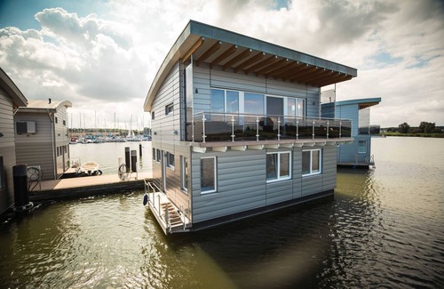 Kroeslin Boat Rental | Floating-house Nr. 6 Idun mit Kamin - 02. Floating Houses mit Kamin