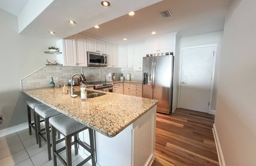Southside House | ~Floating Leaf Sleeps 8 Heated Pool & Shade~