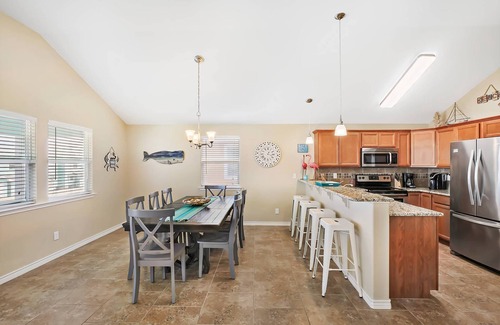 Port Aransas House | Flock On-Pet friendly beach house close to the beach, golf cart zone