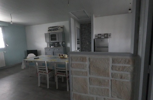 Sainte-Cecile-Plage Apartment | Floor of a detached house, near the beach