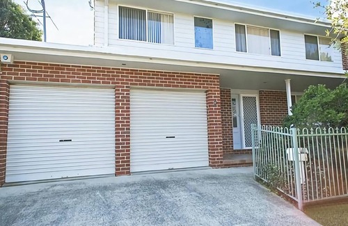 Sawtell House | Floreat is a luxurious four bedroom Sawtell home, perfect for the family getaway near the beach.