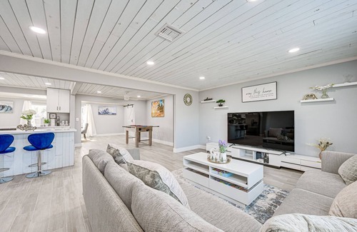 Oakland Hills House | Florida Gulf Coast Getaway: Pool + Screened Lanai!