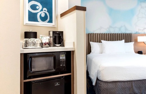 Marathon Hotel | Florida Keys Water Front Getaway | Near Historic Seven Miles Bridge