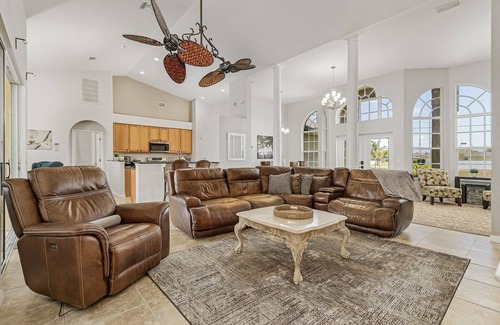 Diplomat House | FLORIDA LAKE HOUSE - Garden Lake CAPE CORAL 4 bedroom Bungalow