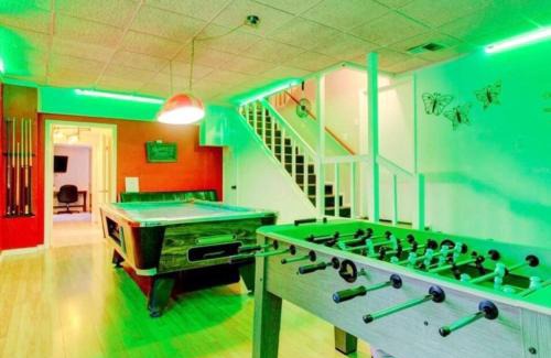 Palm Harbor House | Florida Life on the Water. Heated Pool, fishing, kayaks, gameroom