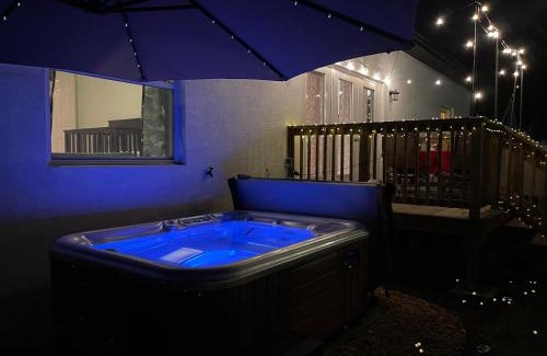 Bearss Plaza House | Florida Luxe, Brand new 4 Bed Property with a Private Jacuzzi