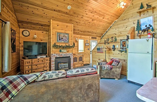 Florissant Cabin | Florissant Hilltop Hideaway w/Porch + Pond Access