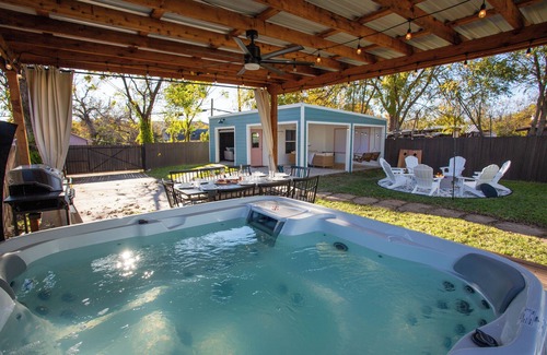 Waco House | FlourishHouse-HotTub, firepit, gym, outdoor movie, outside dining