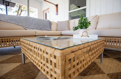 Waco House | FlourishHouse-HotTub, firepit, gym, outdoor movie, outside dining