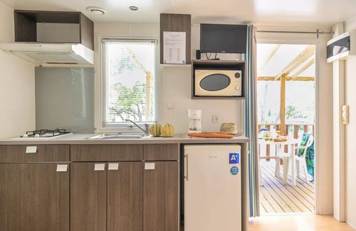 Castries House | Flower Camping le FONDESPIERRE * - Mobile-home Standard - 23m2 (1 bedroom - air conditioning - TV) 2 persons