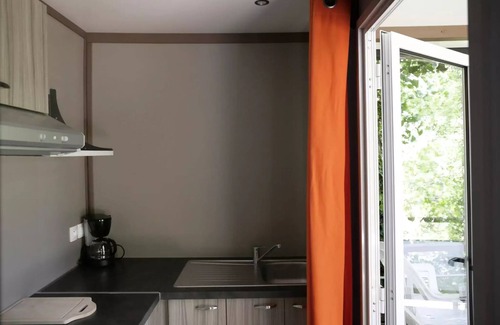 Saint-Privat Ski Chalet | Flower Camping Le Plan d'Eau - Ardèche * - Chalet CONFORT VAIA 27m2 2 bedrooms - Covered terrace + air conditioning 4 people