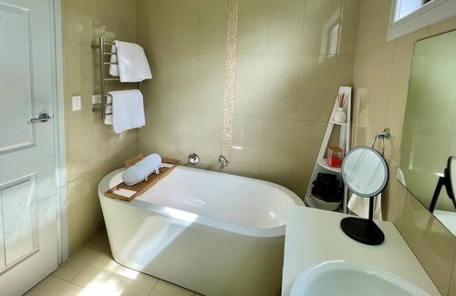 Blewitt Springs Cottage | Flower Farm Retreat