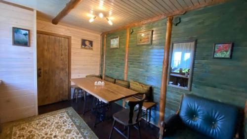 Volyn Oblast Apartment | Flower Street