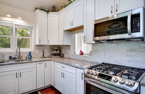 Franklin House | Flowing Water, Firepit, Large Deck, Wi-Fi, Stocked Fishing in Backyard Creek