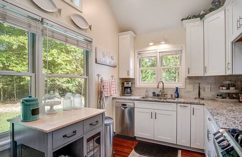 Franklin House | Flowing Water, Firepit, Large Deck, Wi-Fi, Stocked Fishing in Backyard Creek