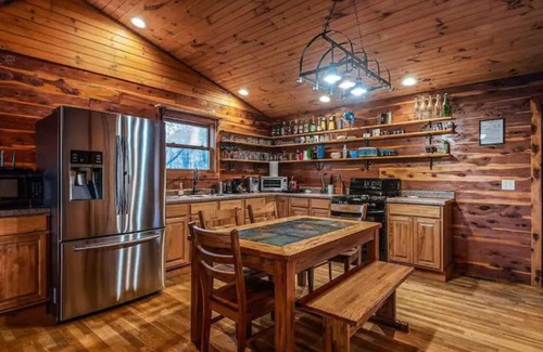 Compton Cabin | Fly Away Cabin- Modern, Serene, And Convenient