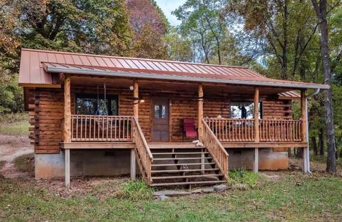 Compton Cabin | Fly Away Cabin- Modern, Serene, And Convenient