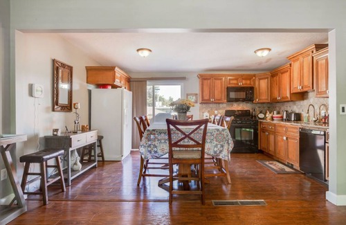 West Jordan House | FLY AWAY HOME- Family Events, Famous Skiing, 2 story fully furnished house!