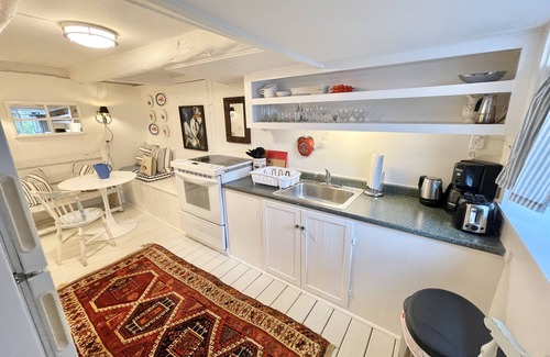 Manset Apartment | Fok-Sul - Dockside Getaway in a 1820's Dockhouse!