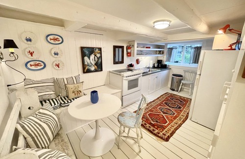 Manset Apartment | Fok-Sul - Dockside Getaway in a 1820's Dockhouse!