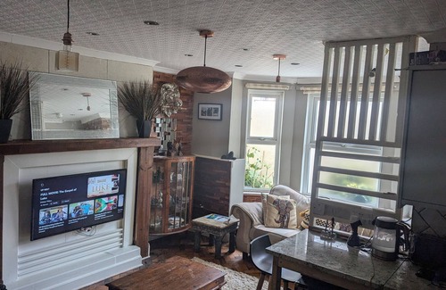 Folkestone Apartment | Folkestone - 1BR Apartment - Sauna - Pet Friendly