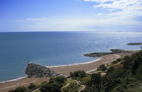 Folkestone Apartment | Folkestone - 1BR Apartment - Sauna - Pet Friendly