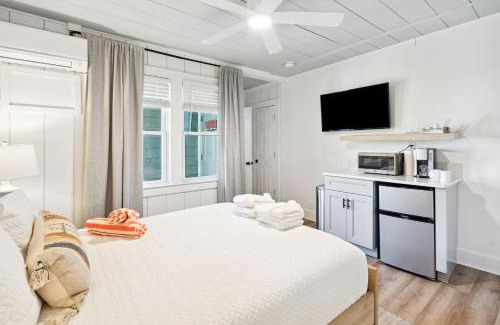 Folly Beach Hotel | Folliday Inn - The Overnighter - Room 25