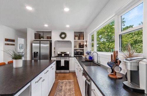 Fontana-on-Geneva Lake House | Fontana Fen Getaway |Upscale Lake-Country Vibe |Chef's Kitchen |King Suite |Rec Room |1 Mile to Lake