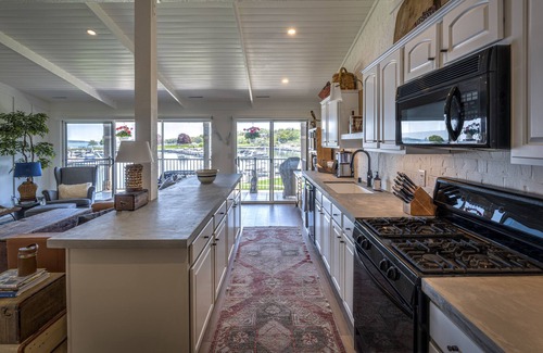 Fontana-on-Geneva Lake Resort | Fontana Waterfront! Prime fireworks viewing! Brand newly remodeled 2br/2ba, pool