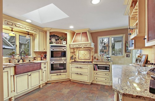 Fontana-on-Geneva Lake House | Fontana Lakeside Haven |Pier Acces |Screened-in Porch |Fireplace |Fire Pit |Lawn Games |Monthly Stay