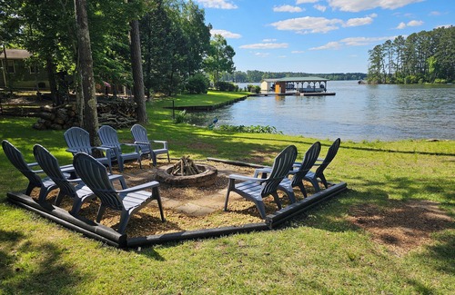 Milledgeville House | FOOTBALL & FISHING nFamiLee Lakehouse Retreat nDogFriendly w-HotTub & BoatDock