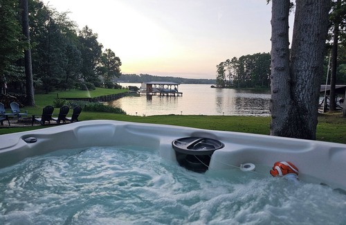 Milledgeville House | FOOTBALL & FISHING nFamiLee Lakehouse Retreat nDogFriendly w-HotTub & BoatDock