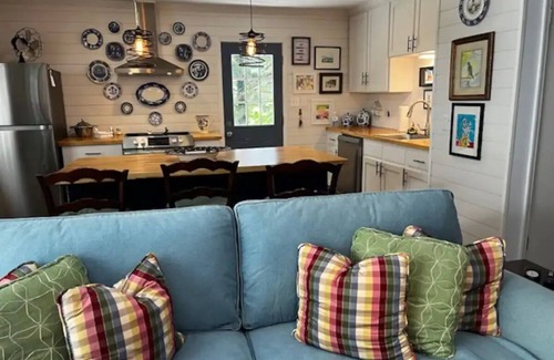 Hartwell Cottage | Football season is coming! UGA or Clemson? We've got you covered!