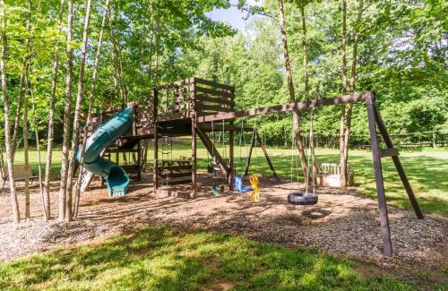 Dahlonega House | Foothills Family Retreat - 7 Bedrooms, Hot Tub