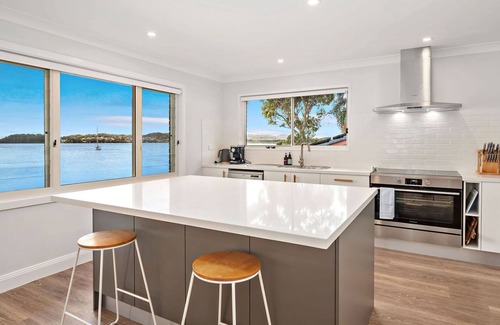 Salamander Bay House | Footprints on Foreshore