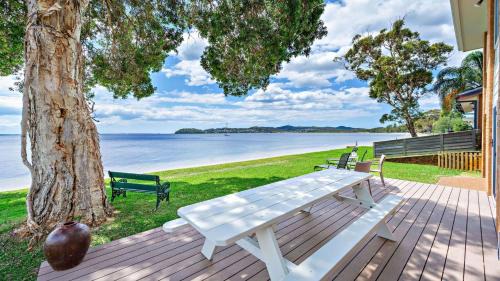 Salamander Bay House | Footprints on Foreshore