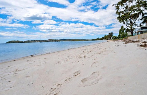 Salamander Bay House | Footprints on Foreshore