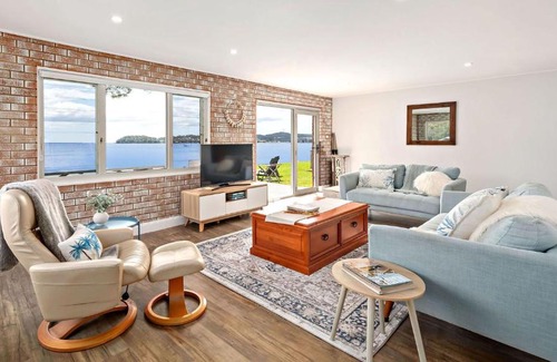 Salamander Bay House | Footprints on Foreshore