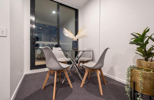 Footscray Apartment | Footscray Pool Pleasant &bright 2br2ba Apt