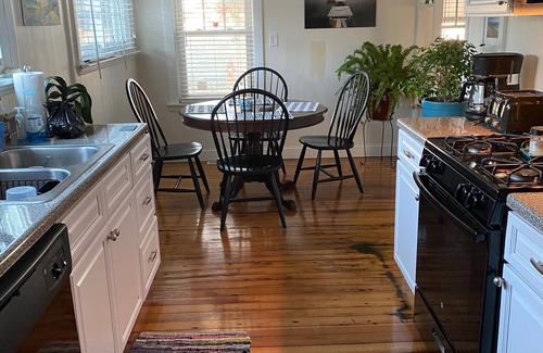 Buzzards Bay Cottage | Footsteps from Broad Cove 5 min walk to Onset Village