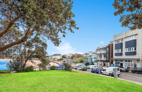 North Bondi Apartment | Footsteps to The Sand & Surf