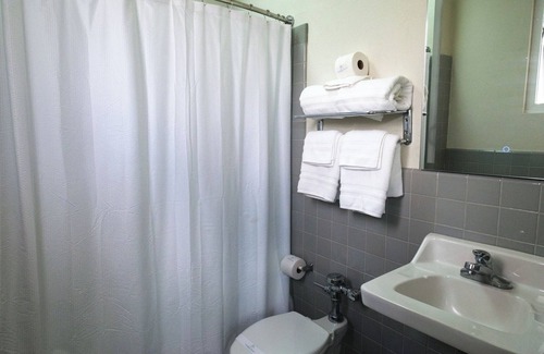 Miramar Apartment | For Family & Friends | With Balcony | Free Parking | Air Conditioner